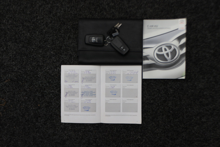 Toyota C-HR 1.8 Hybrid Bi-Tone Apple Carplay, JBL Sound, ACC, Camera, Keyless, Trekhaak, 18"