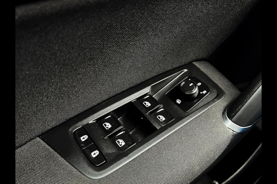 Volkswagen Touran 1.5 TSI Highline 7p Carplay_Trekhaak_ACC_Front assist