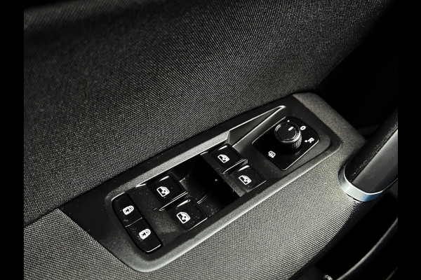 Volkswagen Touran 1.5 TSI Highline 7p Carplay_Trekhaak_ACC_Front assist
