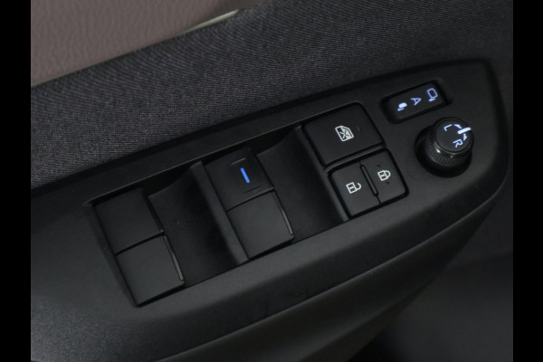 Toyota Yaris Cross 1.5 HYBRIDE EXECUTIVE BI-TONE GARANTIE TOT 9-2032 DODE HOEK DETECTIE.STOEL VERWARMING.TREKHAAK