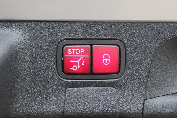 Mercedes-Benz CLA-Klasse Shooting Brake 200 Business Solution AMG / Trekhaak / Panoramadak / Camera / Memory seats / Keyless / 18'' / Sfeerverlichting / Matrix LED / Navigatie / Stoelverwarming / Cruise Control