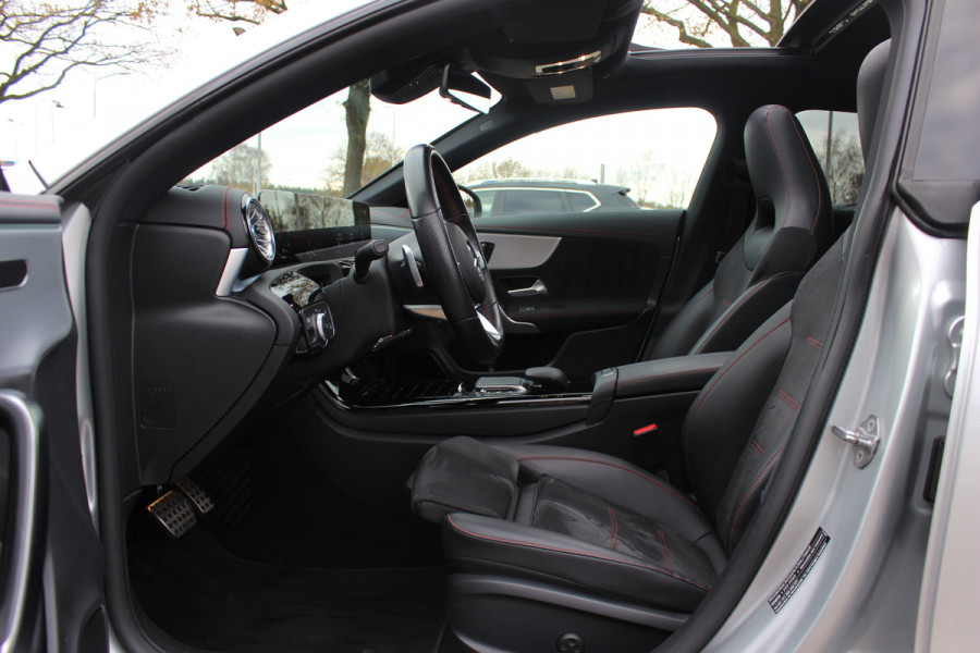Mercedes-Benz CLA-Klasse Shooting Brake 200 Business Solution AMG / Trekhaak / Panoramadak / Camera / Memory seats / Keyless / 18'' / Sfeerverlichting / Matrix LED / Navigatie / Stoelverwarming / Cruise Control