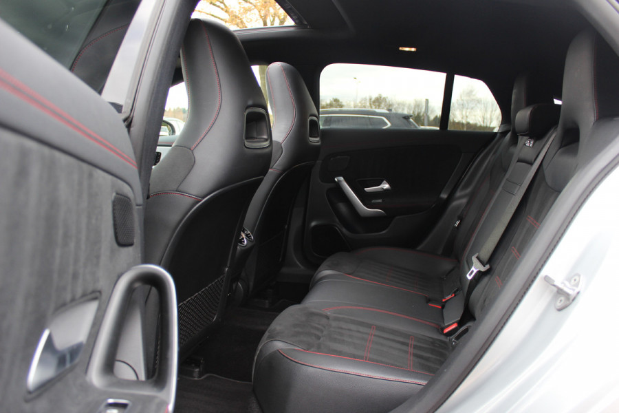 Mercedes-Benz CLA-Klasse Shooting Brake 200 Business Solution AMG / Trekhaak / Panoramadak / Camera / Memory seats / Keyless / 18'' / Sfeerverlichting / Matrix LED / Navigatie / Stoelverwarming / Cruise Control
