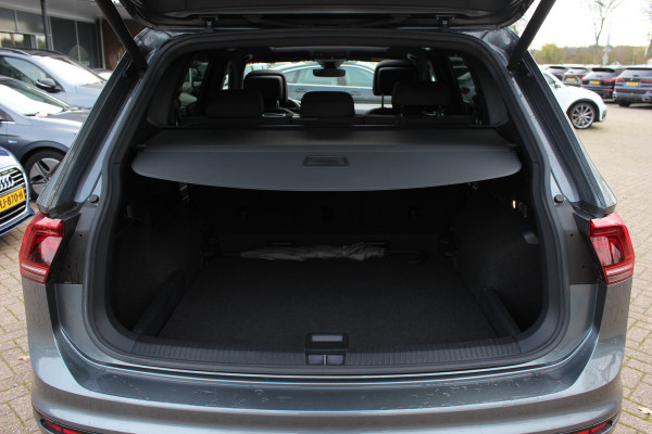Volkswagen Tiguan Allspace 1.5 TSI Highline Business R-line / Panoramadak / Camera / Keyless / 20'' / Navigatie / Virtual Cockpit / Stoelverwarming / DAB / Dodehoek / ACC