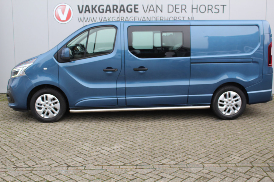 Renault Trafic 2.0-145pk dCi T29 L2H1 dubb. cabine Comfort. Erg nette Renault Trafic mèt dubbele cabine. Bijrijdersstoel, camera, LED verl., navigatie, tel. voorb., cruise control, airco, metallic lak, schuifdeur li+re, LM wielen, side bars, laadruimte betimmerd, trekhaak etc.