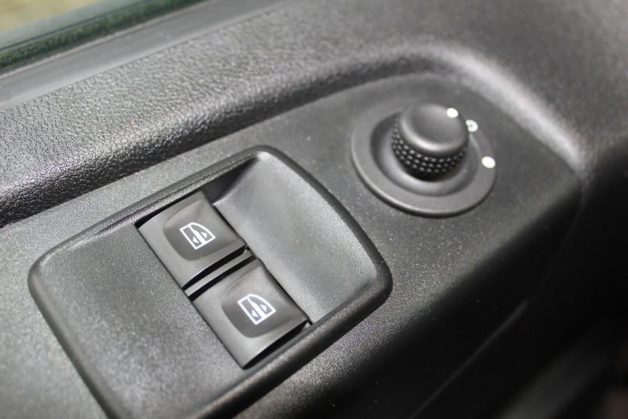 Renault Trafic 2.0-145pk dCi T29 L2H1 dubb. cabine Comfort. Erg nette Renault Trafic mèt dubbele cabine. Bijrijdersstoel, camera, LED verl., navigatie, tel. voorb., cruise control, airco, metallic lak, schuifdeur li+re, LM wielen, side bars, laadruimte betimmerd, trekhaak etc.