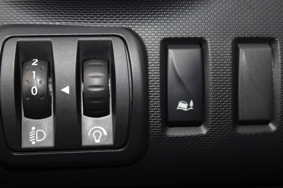 Renault Trafic 2.0-145pk dCi T29 L2H1 dubb. cabine Comfort. Erg nette Renault Trafic mèt dubbele cabine. Bijrijdersstoel, camera, LED verl., navigatie, tel. voorb., cruise control, airco, metallic lak, schuifdeur li+re, LM wielen, side bars, laadruimte betimmerd, trekhaak etc.