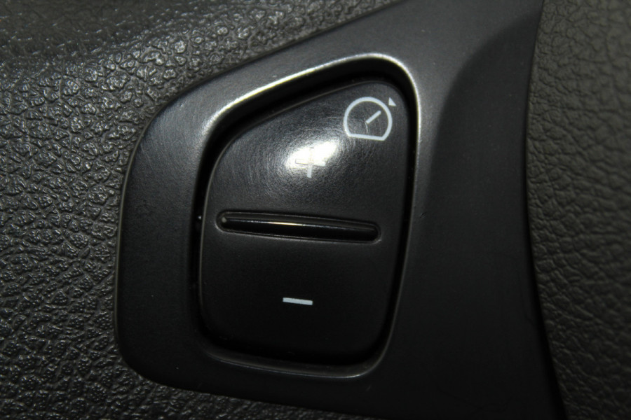 Renault Trafic 2.0-145pk dCi T29 L2H1 dubb. cabine Comfort. Erg nette Renault Trafic mèt dubbele cabine. Bijrijdersstoel, camera, LED verl., navigatie, tel. voorb., cruise control, airco, metallic lak, schuifdeur li+re, LM wielen, side bars, laadruimte betimmerd, trekhaak etc.