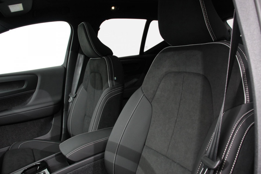 Volvo XC40 1.5 T5 Plug-in hybrid Ultimate Dark | Electrisch Glazen Panorama dak | Navigatie | Dab | Led | Adaptive Cruise Control | Camera | Parkeer sensoren