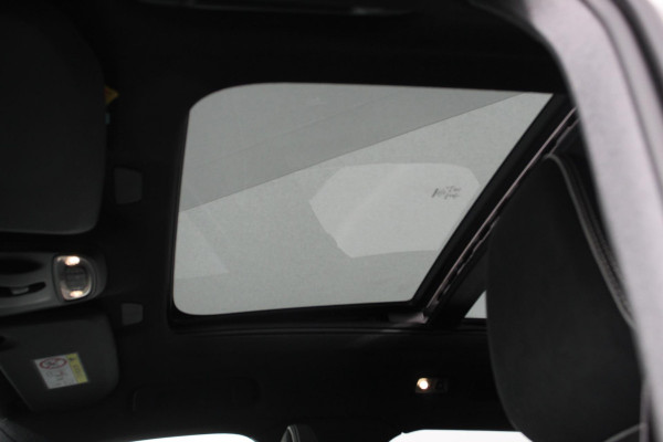 Volvo XC40 1.5 T5 Plug-in hybrid Ultimate Dark | Electrisch Glazen Panorama dak | Navigatie | Dab | Led | Adaptive Cruise Control | Camera | Parkeer sensoren