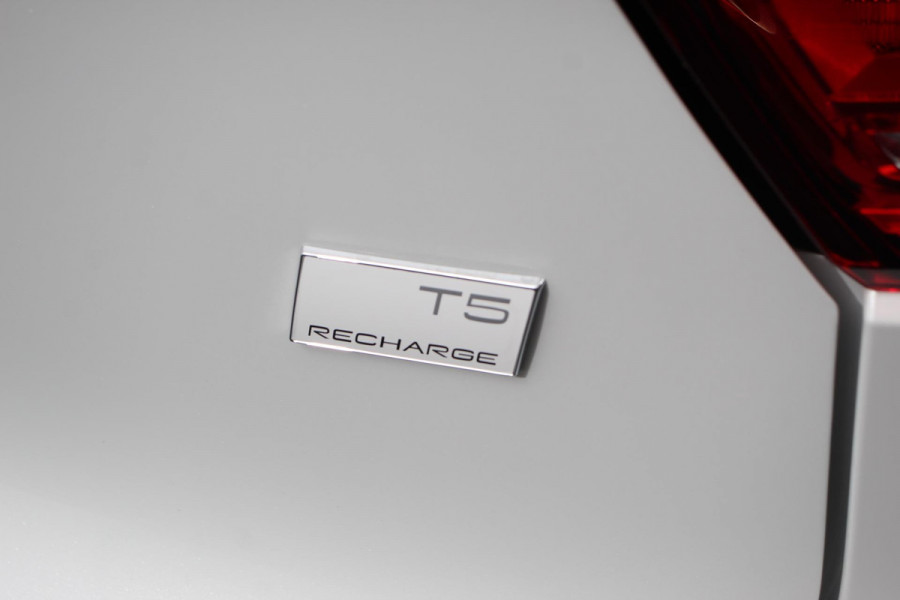 Volvo XC40 1.5 T5 Plug-in hybrid Ultimate Dark | Electrisch Glazen Panorama dak | Navigatie | Dab | Led | Adaptive Cruise Control | Camera | Parkeer sensoren