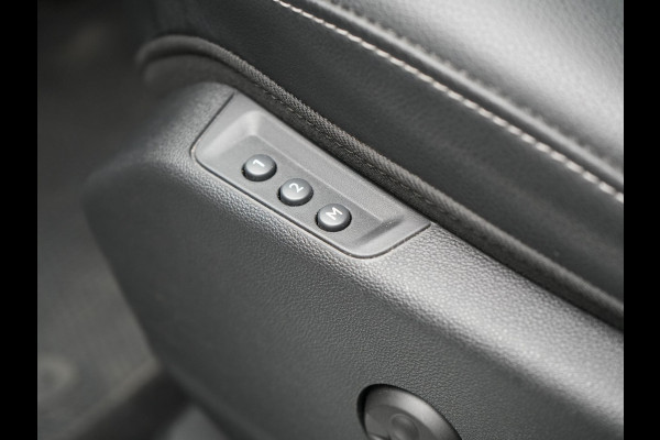 Opel Grandland 1.6 Turbo Ultimate Plug In Hybrid 225pk Dealer O.H PHEV | Lederen Sportstoelen Memory & Ventilatie | Adaptive Cruise | Apple Carplay | Stoelen & Stuur Verwarmd | Blis | Keyless | LED | Navigatie | 19"LM | DAB |