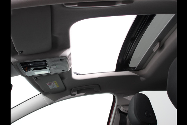 Volkswagen Golf 1.0 eTSI 110pk DSG Active | Panorama dak | Navigatie | Climate Control | Adaptive Cruise Control | Virtual Cockpit | Stoelverwarming | Extra Getint Glas