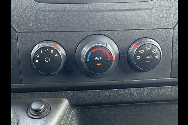 Renault Master T35 2.3 dCi 131 PK / L4H1 / 1e EIG / 5 METER LAADBAK / 3 TONS TREKHAAK / 77.052 KM !! / AIRCO / CRUISE / NAVI / 3-ZITS