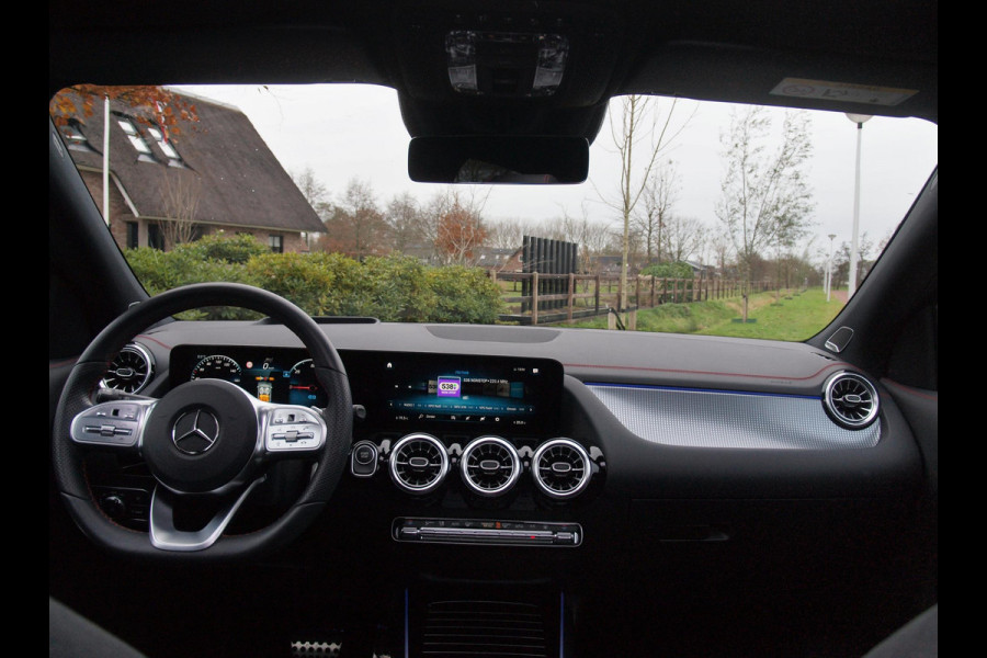 Mercedes-Benz EQA 250 Business Solution AMG 67 kWh | Panoramadak | 360 Camera | Head-Up Display | Sfeerverlichting |