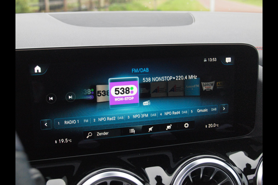 Mercedes-Benz EQA 250 Business Solution AMG 67 kWh | Panoramadak | 360 Camera | Head-Up Display | Sfeerverlichting |