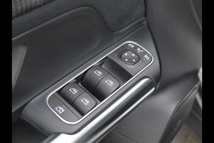 Mercedes-Benz EQA 250 Business Solution AMG 67 kWh | Panoramadak | 360 Camera | Head-Up Display | Sfeerverlichting |