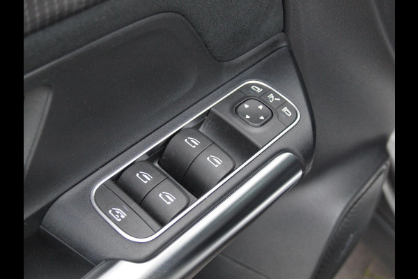 Mercedes-Benz EQA 250 Business Solution AMG 67 kWh | Panoramadak | 360 Camera | Head-Up Display | Sfeerverlichting |