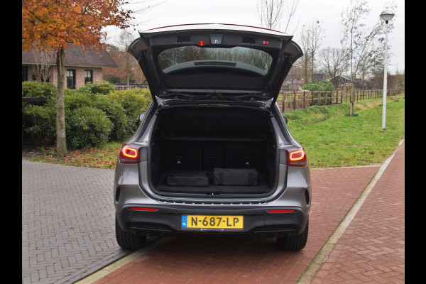 Mercedes-Benz EQA 250 Business Solution AMG 67 kWh | Panoramadak | 360 Camera | Head-Up Display | Sfeerverlichting |