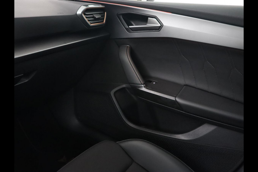 CUPRA Leon 1.4 eHybrid | Stoelverwarming | Carplay | Camera | Navigatie | Sfeerverlichting | Stuurverwarming | Keyless | Adaptive cruise | Sportstoelen | Climate control | Park Assist | PHEV | Plug In