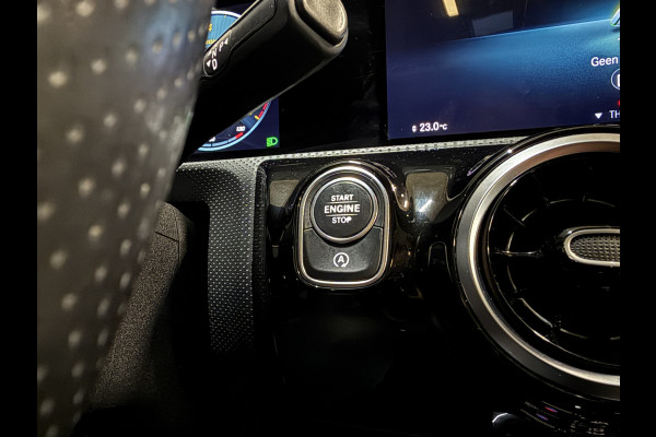 Mercedes-Benz A-Klasse 200 Launch Edition Premium | AMG Line | Panoramadak | LED Performance