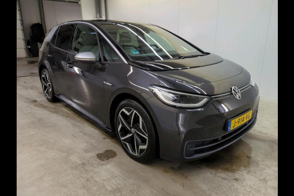 Volkswagen ID.3 First Plus 58 kWh Airco ECC Navi Carplay PDC VA+ Camera Adaptive Cruise Control 19" LM Velgen LED Matrix