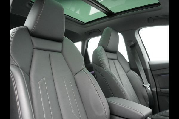 Audi Q4 e-tron 50 quattro S Line 77 kWh 299pk Dealer O.H. INCL BTW | Panodak | Lederen Sportstoelen Verwarmd | Keyless | Navigatie | Cruise Control | Virtual | DAB | Taifungrau Metallic |