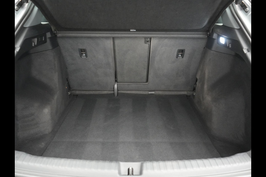 Audi Q4 e-tron 50 quattro S Line 77 kWh 299pk Dealer O.H. INCL BTW | Panodak | Lederen Sportstoelen Verwarmd | Keyless | Navigatie | Cruise Control | Virtual | DAB | Taifungrau Metallic |