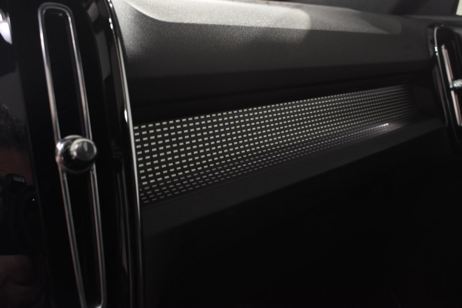 Volvo EX40 252PK Single Motor Ext. Range Plus Black Edition / Extra getint glas / 20'' velgen / Panoramadak / Zwart dak / Harman Kardon / Microtech/Nubuck