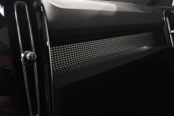 Volvo EX40 252PK Single Motor Ext. Range Plus Black Edition / Extra getint glas / 20'' velgen / Panoramadak / Zwart dak / Harman Kardon / Microtech/Nubuck