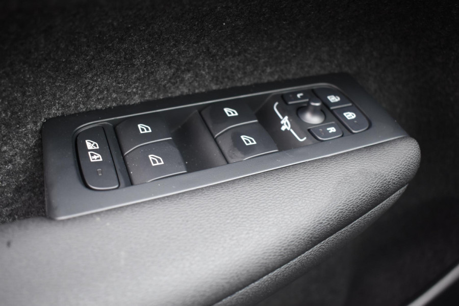 Volvo EX40 252PK Single Motor Ext. Range Plus Black Edition / Extra getint glas / 20'' velgen / Panoramadak / Zwart dak / Harman Kardon / Microtech/Nubuck