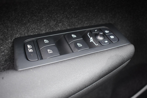 Volvo EX40 252PK Single Motor Ext. Range Plus Black Edition / Extra getint glas / 20'' velgen / Panoramadak / Zwart dak / Harman Kardon / Microtech/Nubuck