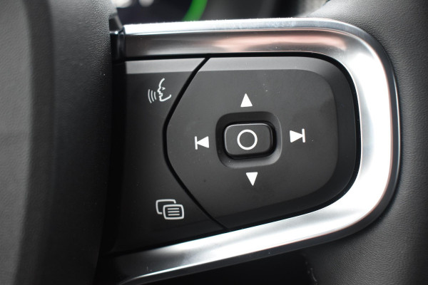 Volvo EX40 252PK Single Motor Ext. Range Plus Black Edition / Extra getint glas / 20'' velgen / Panoramadak / Zwart dak / Harman Kardon / Microtech/Nubuck