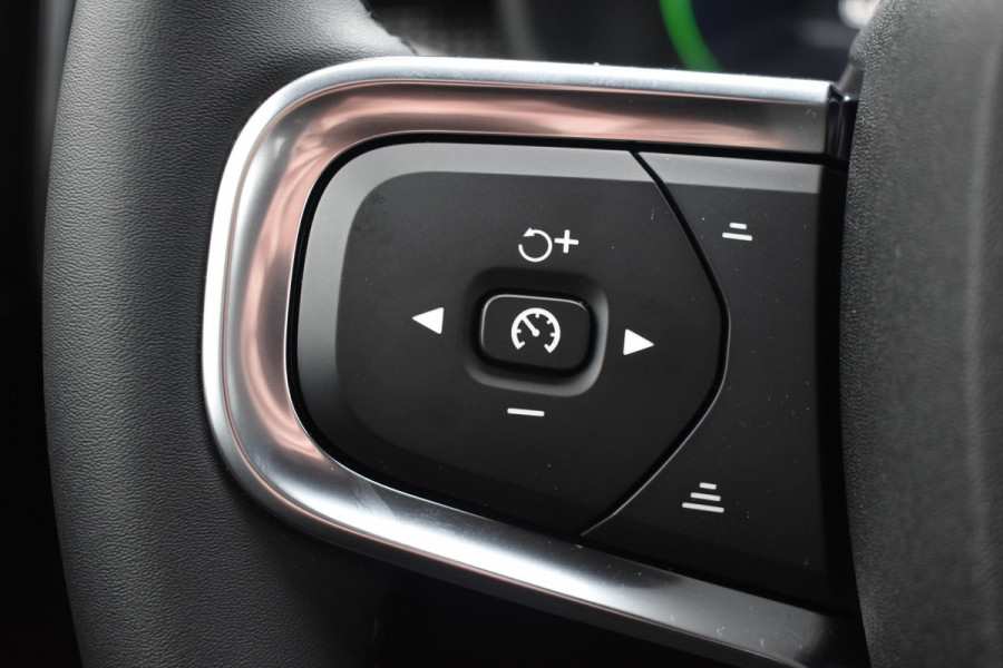 Volvo EX40 252PK Single Motor Ext. Range Plus Black Edition / Extra getint glas / 20'' velgen / Panoramadak / Zwart dak / Harman Kardon / Microtech/Nubuck