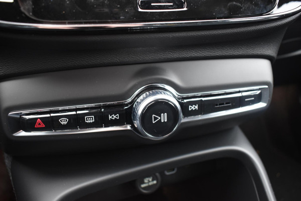 Volvo EX40 252PK Single Motor Ext. Range Plus Black Edition / Extra getint glas / 20'' velgen / Panoramadak / Zwart dak / Harman Kardon / Microtech/Nubuck