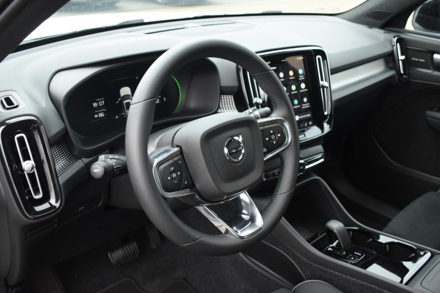 Volvo EX40 252PK Single Motor Ext. Range Plus Black Edition / Extra getint glas / 20'' velgen / Panoramadak / Zwart dak / Harman Kardon / Microtech/Nubuck