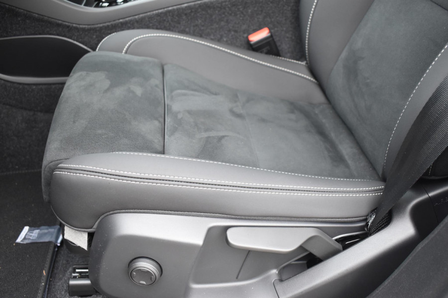 Volvo EX40 252PK Single Motor Ext. Range Plus Black Edition / Extra getint glas / 20'' velgen / Panoramadak / Zwart dak / Harman Kardon / Microtech/Nubuck