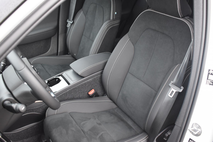 Volvo EX40 252PK Single Motor Ext. Range Plus Black Edition / Extra getint glas / 20'' velgen / Panoramadak / Zwart dak / Harman Kardon / Microtech/Nubuck