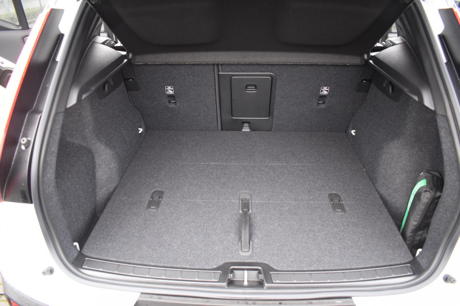 Volvo EX40 252PK Single Motor Ext. Range Plus Black Edition / Extra getint glas / 20'' velgen / Panoramadak / Zwart dak / Harman Kardon / Microtech/Nubuck