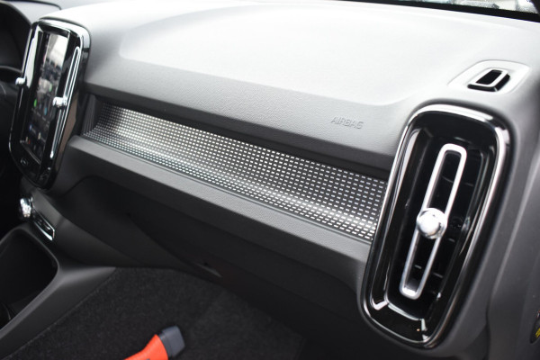 Volvo EX40 252PK Single Motor Ext. Range Plus Black Edition / Extra getint glas / 20'' velgen / Panoramadak / Zwart dak / Harman Kardon / Microtech/Nubuck