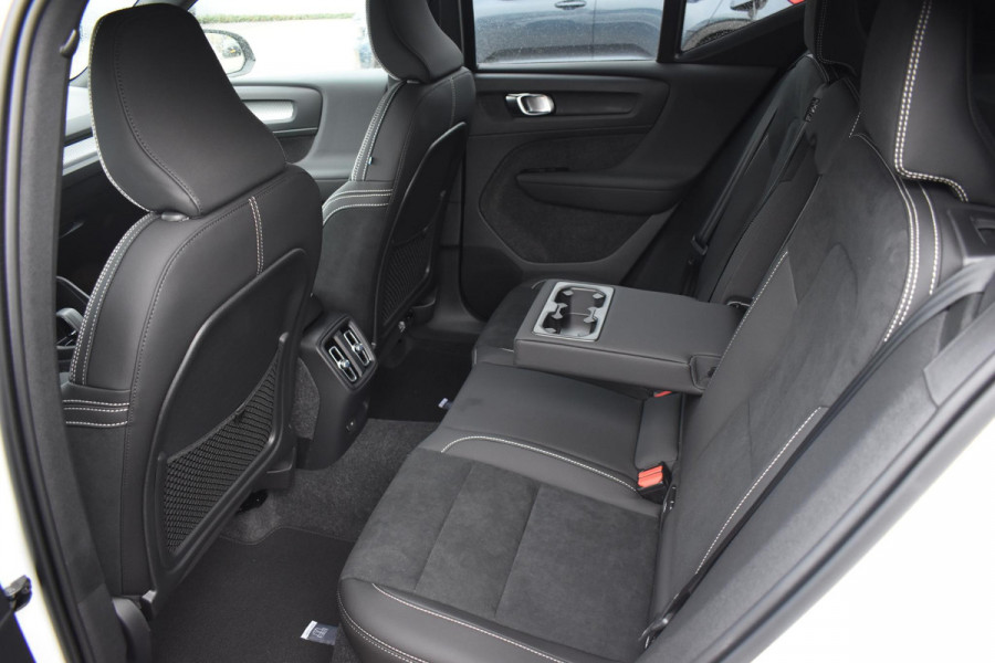 Volvo EX40 252PK Single Motor Ext. Range Plus Black Edition / Extra getint glas / 20'' velgen / Panoramadak / Zwart dak / Harman Kardon / Microtech/Nubuck