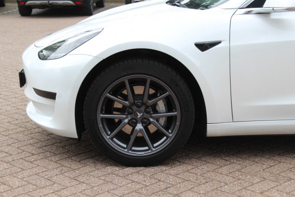 Tesla Model 3 Standard RWD Plus 60 kWh / Autopilot / Panoramadak / Camera / Premium Audio / 18'' / Leder