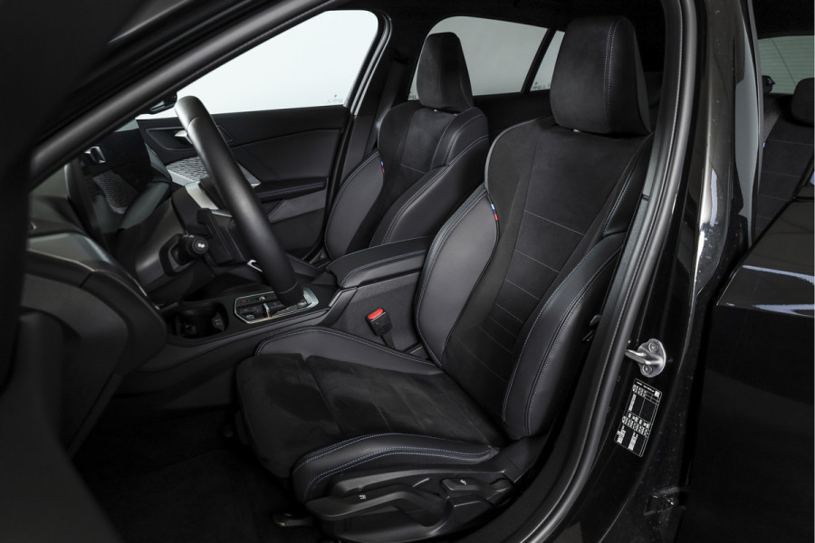 BMW 1-serie 120 M Sport (Nieuw Model) - Automaat | Dig. Cockpit | Adapt. Cruise | Stoelverw. | PDC | Camera | NAV + App. Connect | ECC | DAB | LM 18" | 0268