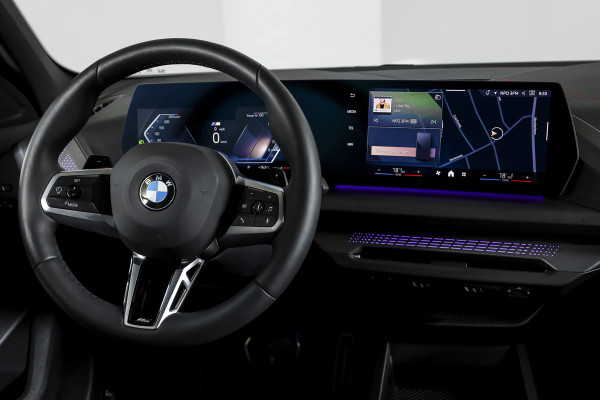 BMW 1-serie 120 M Sport (Nieuw Model) - Automaat | Dig. Cockpit | Adapt. Cruise | Stoelverw. | PDC | Camera | NAV + App. Connect | ECC | DAB | LM 18" | 0268