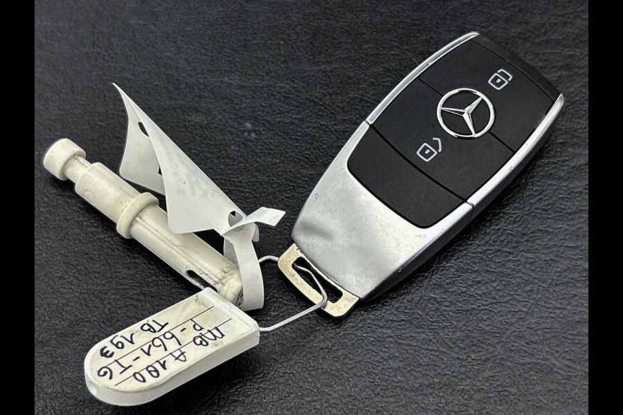 Mercedes-Benz A-Klasse 180 Premium Plus | Panoramadak | elct. bedienbare voor stoelen met memory | Navigatie | Parking support met camera achter | Inclusief 24 maanden MB Certified garantie voor Europa