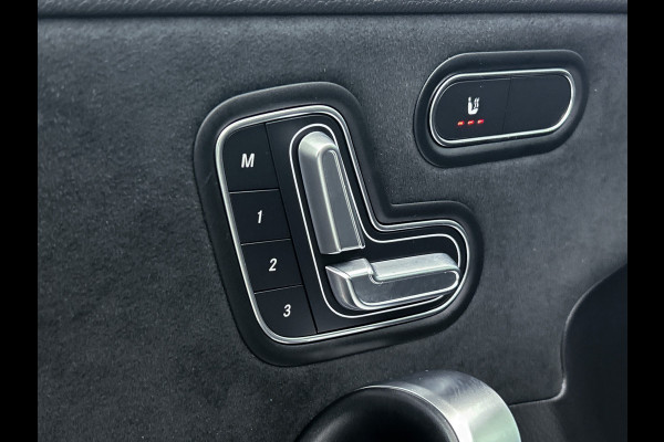 Mercedes-Benz A-Klasse 180 Premium Plus | Panoramadak | elct. bedienbare voor stoelen met memory | Navigatie | Parking support met camera achter | Inclusief 24 maanden MB Certified garantie voor Europa