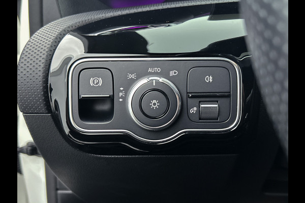 Mercedes-Benz A-Klasse 180 Premium Plus | Panoramadak | elct. bedienbare voor stoelen met memory | Navigatie | Parking support met camera achter | Inclusief 24 maanden MB Certified garantie voor Europa