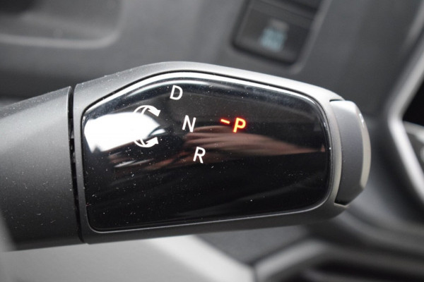 Volkswagen Crafter 2.0 TDI L3H3 Highline MY25 AUTOMAAT LED TREKHAAK GEVEERDE STOEL