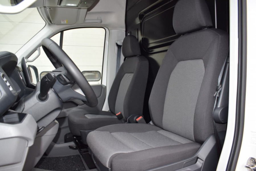 Volkswagen Crafter 2.0 TDI L3H3 Highline MY25 AUTOMAAT LED TREKHAAK GEVEERDE STOEL