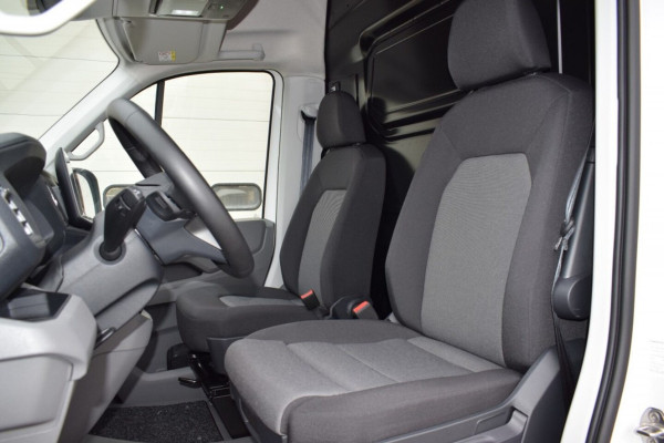 Volkswagen Crafter 2.0 TDI L3H3 Highline MY25 AUTOMAAT LED TREKHAAK GEVEERDE STOEL
